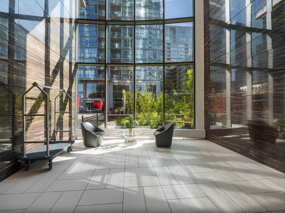 Stylish Condo Downtown Near Cn Tower - Free Parking Toronto Exterior photo