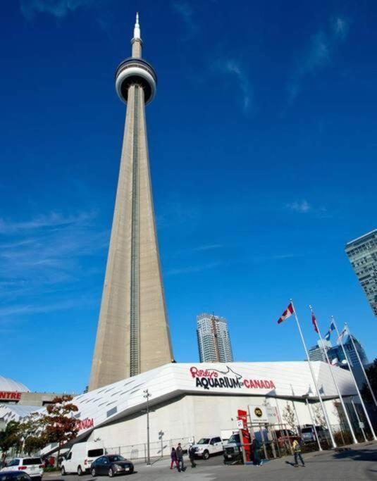 Stylish Condo Downtown Near Cn Tower - Free Parking Toronto Exterior photo