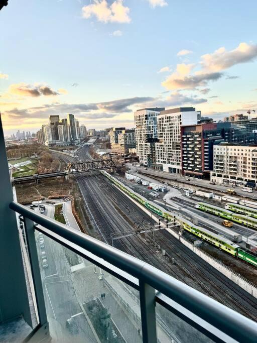 Stylish Condo Downtown Near Cn Tower - Free Parking Toronto Exterior photo